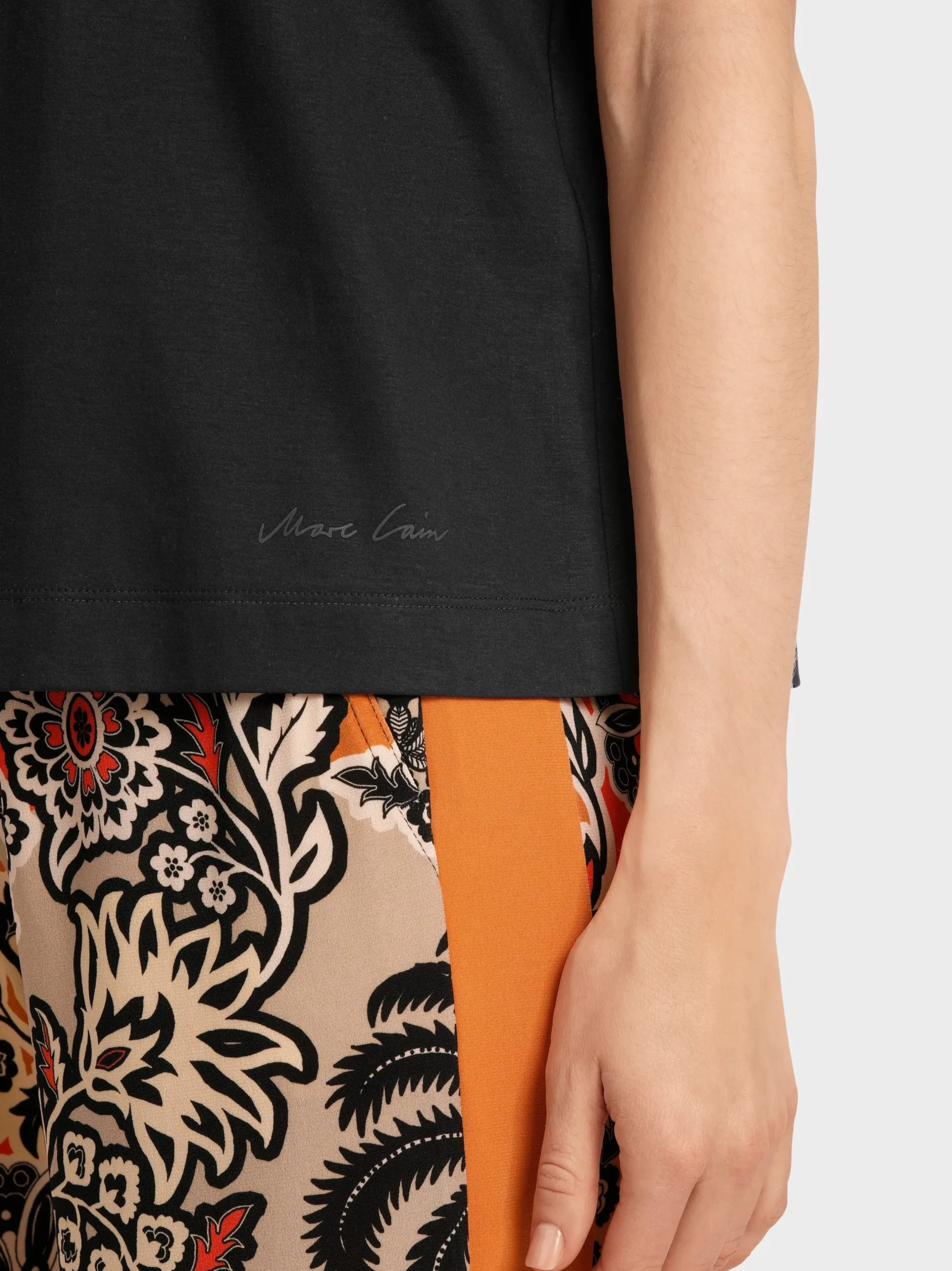 Marc Cain Shirts & Tops-BAUMWOLL-T-SHIRT MIT LOCHSTICKEREI black