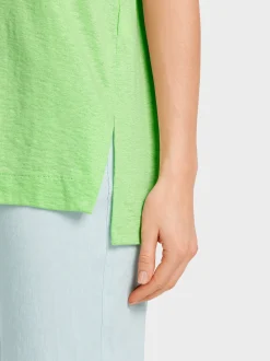 Marc Cain Shirts & Tops-FEMININES T-SHIRT MIT V-AUSSCHNITT light apple green