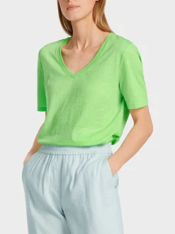 Marc Cain Shirts & Tops-FEMININES T-SHIRT MIT V-AUSSCHNITT light apple green