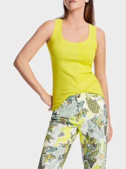 Marc Cain Shirts & Tops-KÖRPERNAHES, ÄRMELLOSES TOP soft limeade