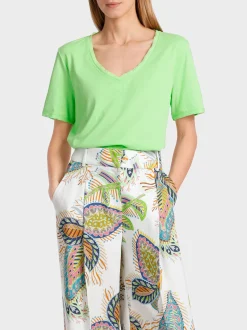 Marc Cain Shirts & Tops-KURZARM-T-SHIRT MIT V-AUSSCHNITT light apple green