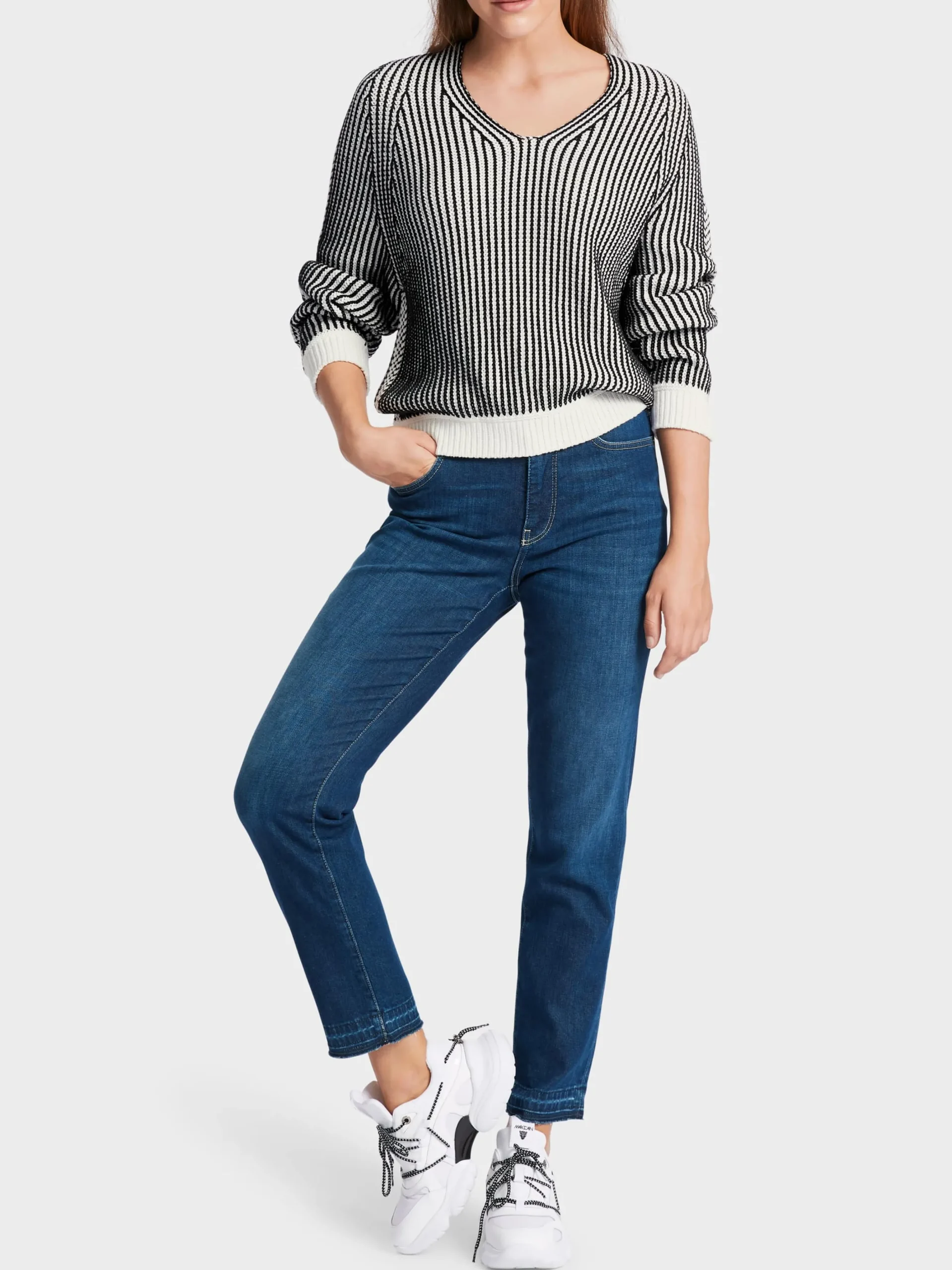 Marc Cain Pullover & Sweatshirts|Strick-SWEATER MIT EGG SHAPE "RETHINK TOGETHER" white and black