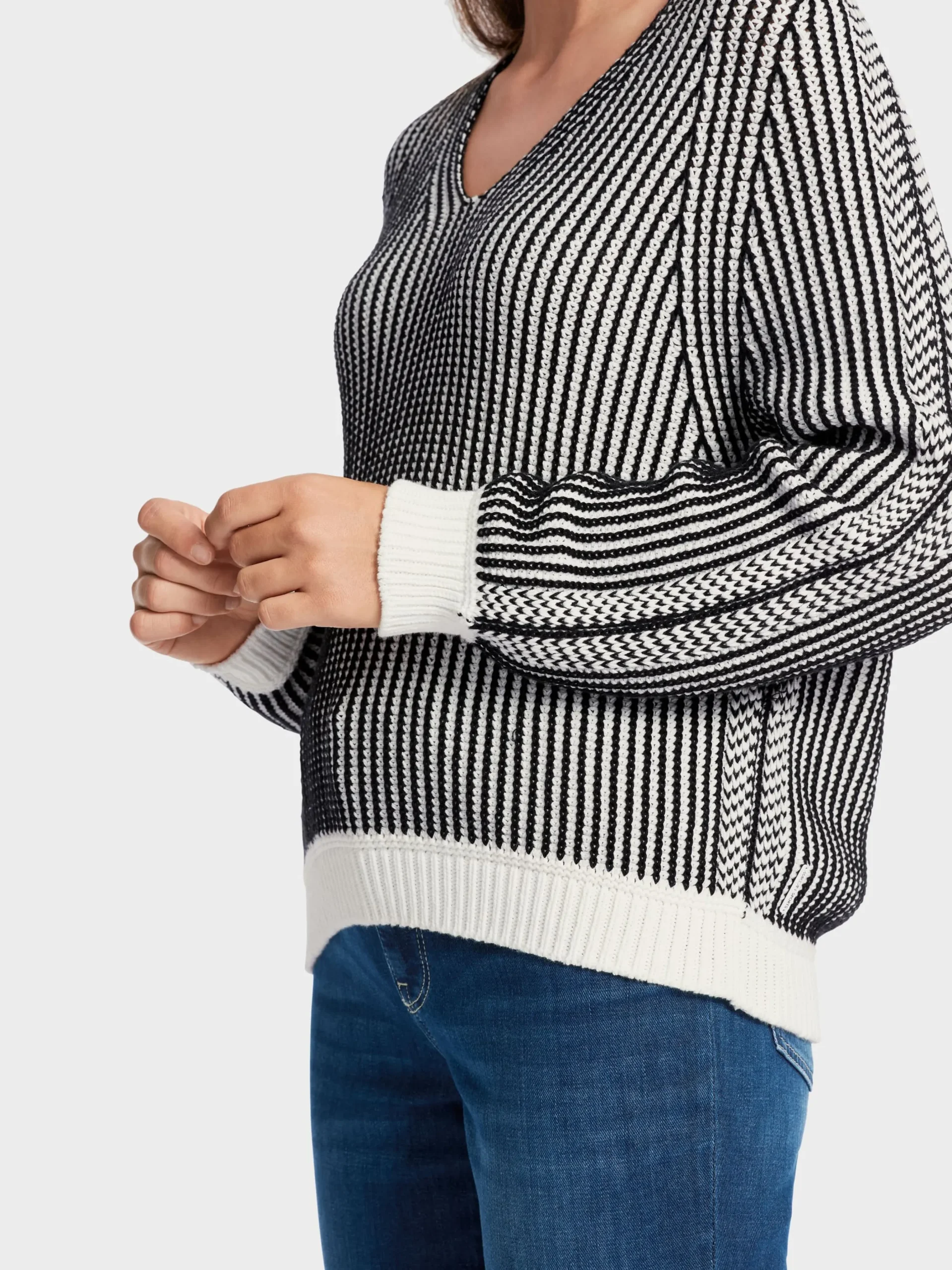 Marc Cain Pullover & Sweatshirts|Strick-SWEATER MIT EGG SHAPE "RETHINK TOGETHER" white and black