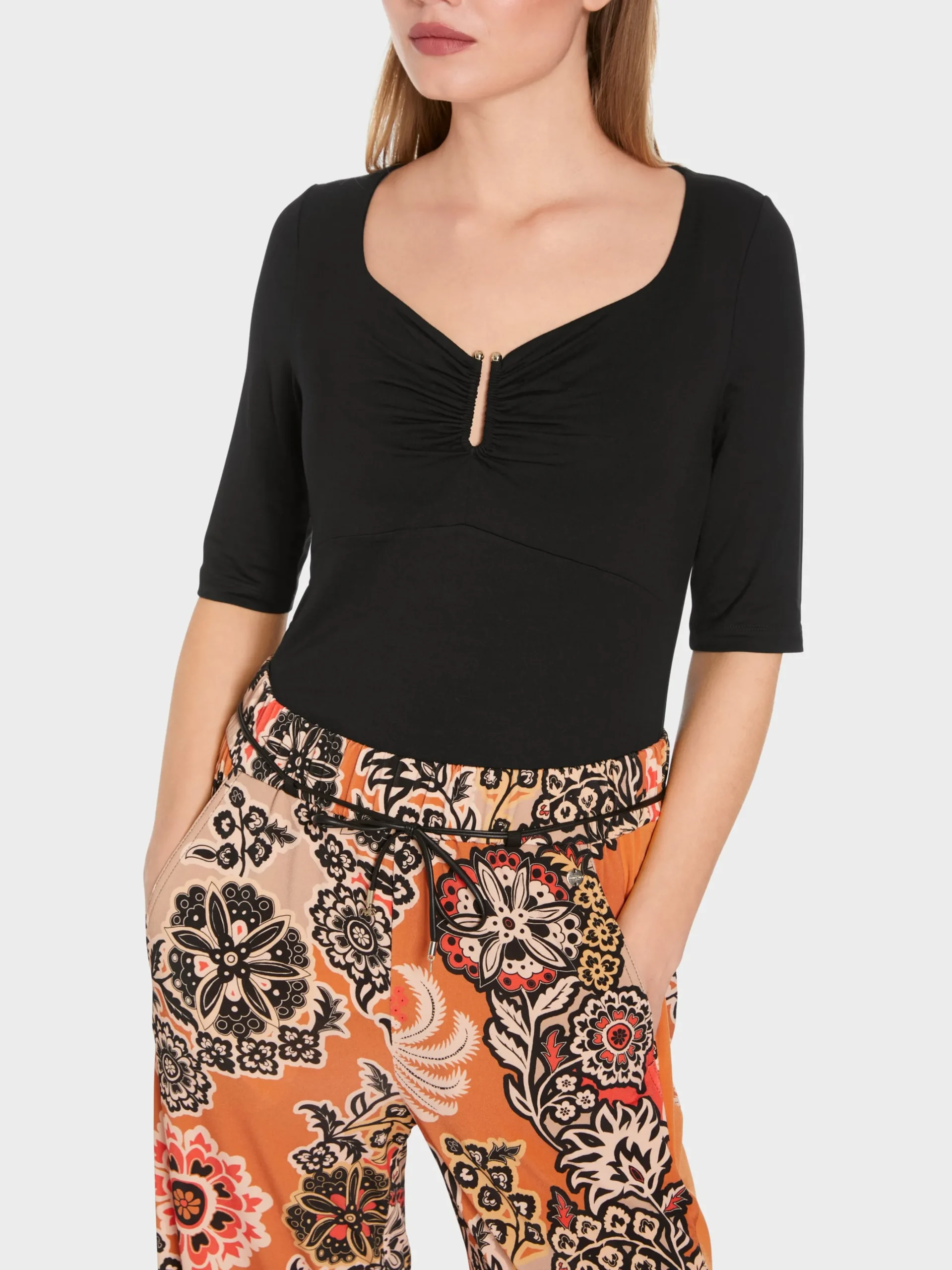 Marc Cain Shirts & Tops-T-SHIRT MIT HERZFÖRMIGEM DEKOLLETEE black